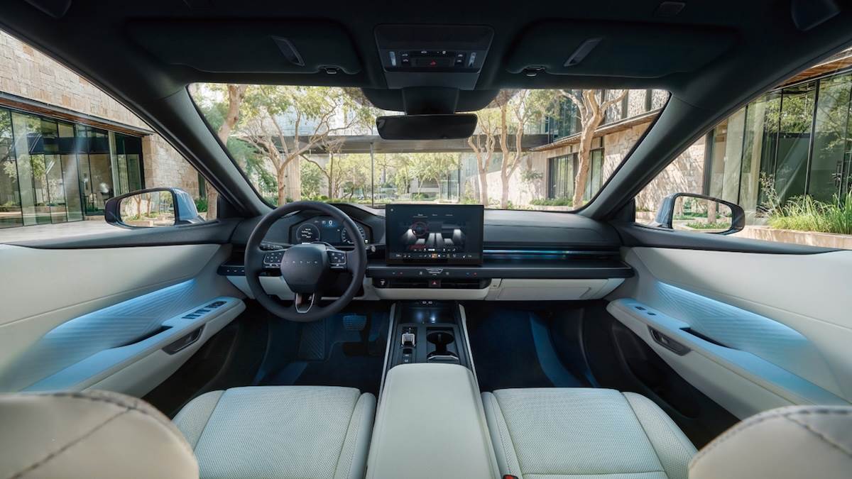 全新ES承襲TAZUNA座艙概念，整合14吋中控螢幕與12.3吋全數位儀表板，打造更直覺且更具整體感的操作體驗。（圖／和泰提供）