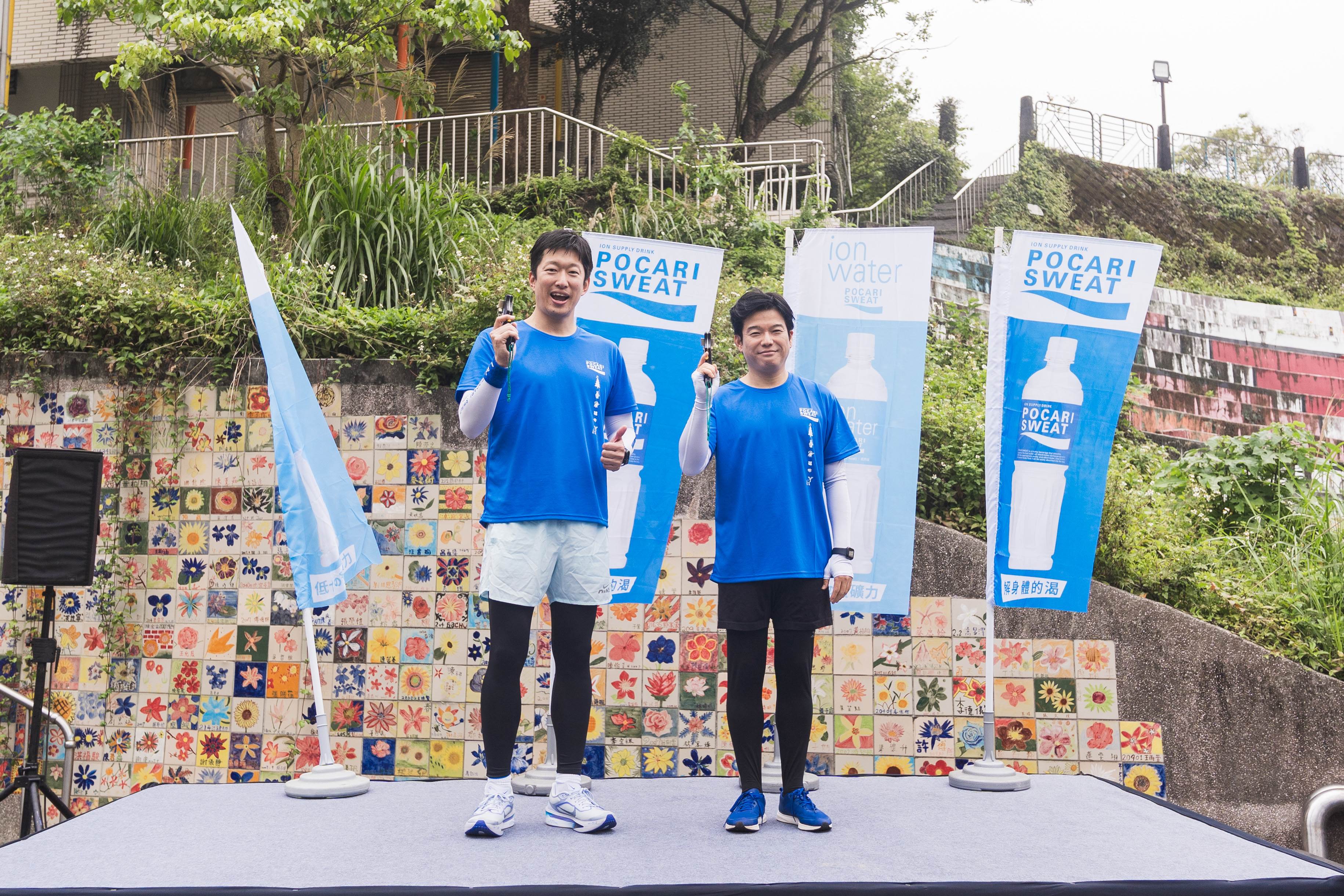 金車大塚山野順平總經理(左)與台灣大塚松尾政志總經理（右）在舞台上準備鳴槍。（圖／寶礦力水得提供）
