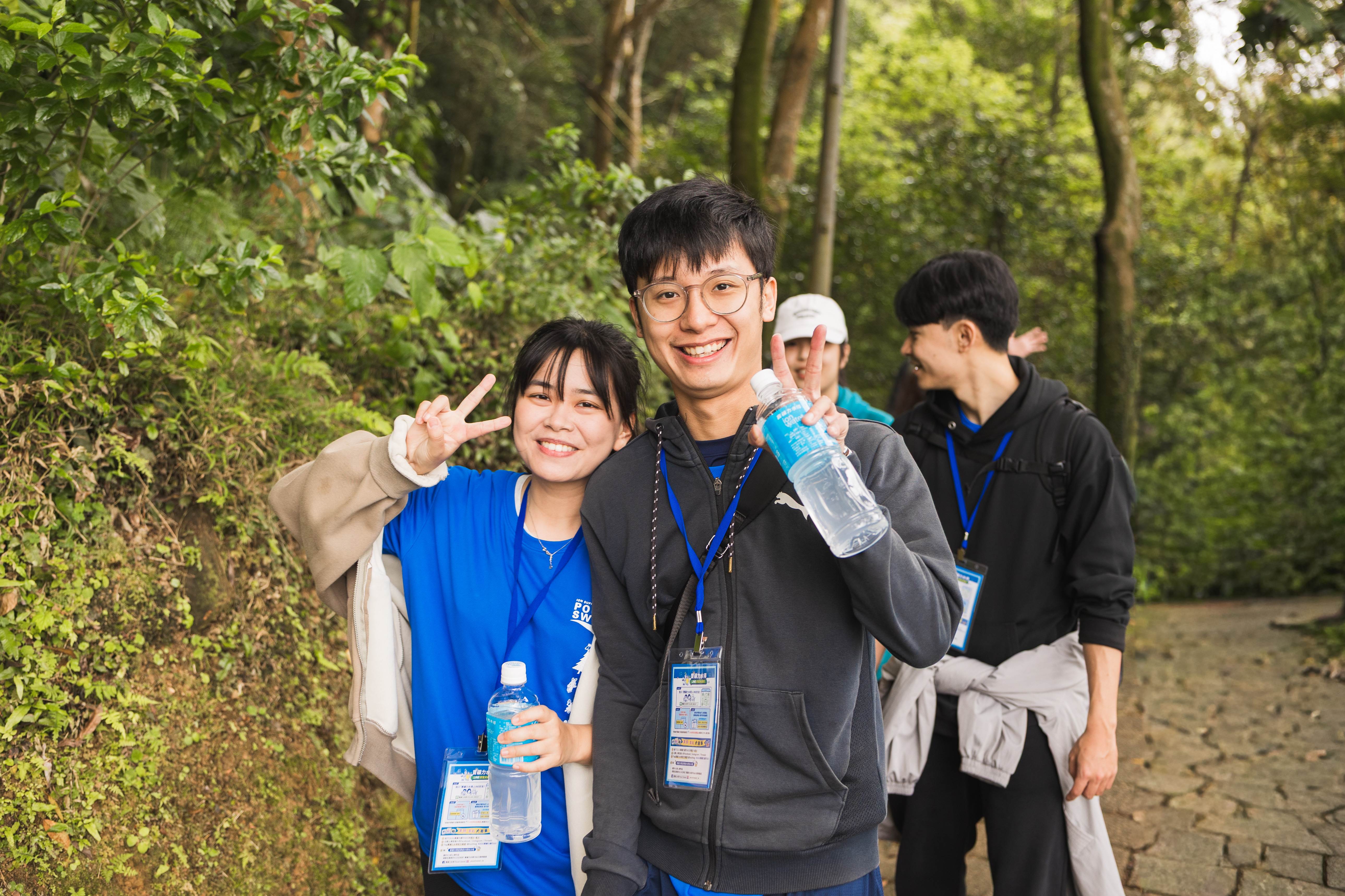 身著藍色寶礦力T的民眾齊走四獸山步道。（圖／寶礦力水得提供）