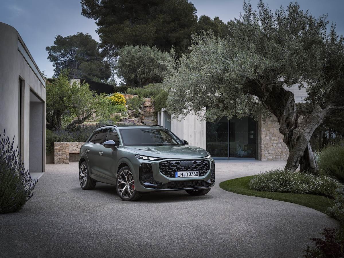 全新Q3採用品牌最新設計語言，車頭導入分離式頭燈組，搭配橫幅式3D立體水箱護罩，營造更具張力的視覺效果。（圖／Audi Taiwan提供）