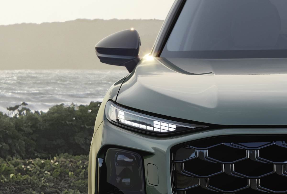 Audi首度在Q3車系上提供Digital Matrix LED頭燈選配，採用micro-LED模組，能提供高精準度與高對比的照明效果。（圖／Audi Taiwan提供）