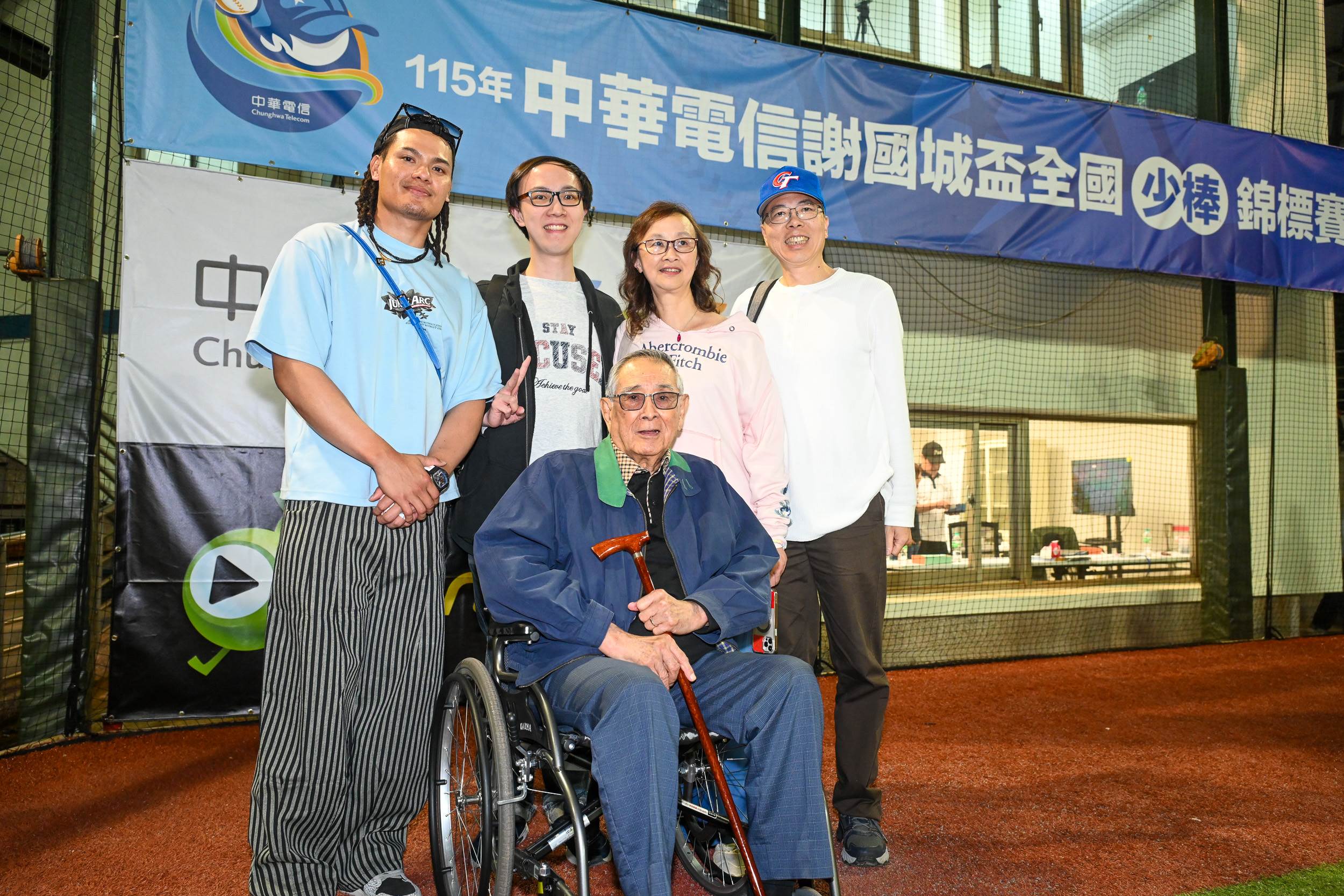 張育成（左）到場觀戰並出席閉幕儀式(台灣世界少棒聯盟提供)