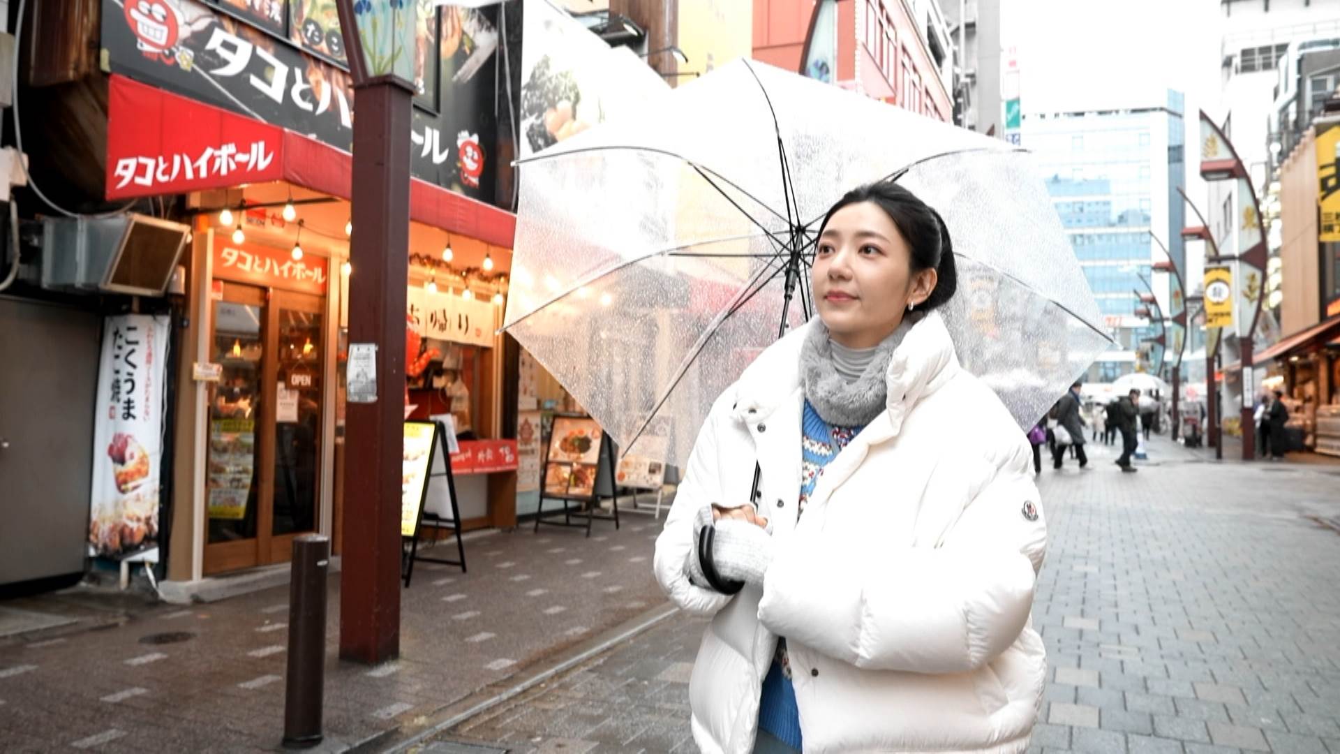 一身雪白外套搭配灰色圍脖，映襯出秀麗臉龐，藝人郭雪芙工作之餘，抽空逛東京街頭。（圖／東森新聞）