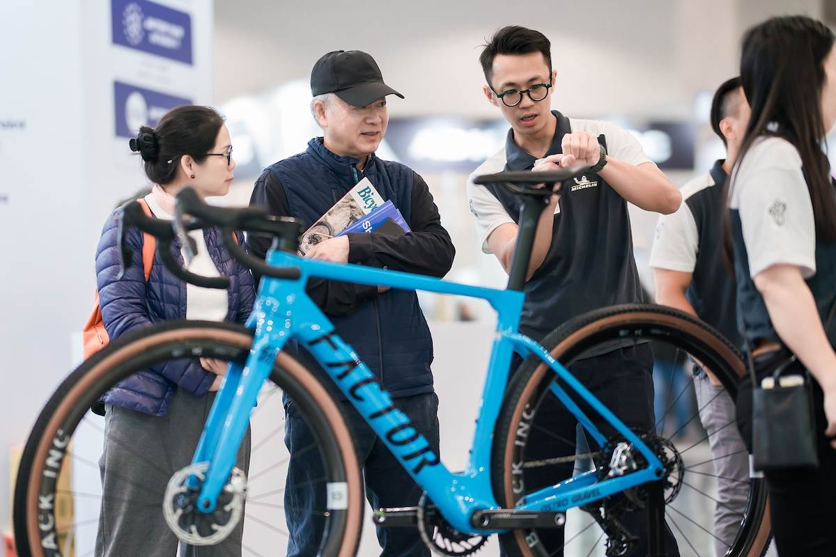 工作人員為參展民眾仔細講解。（圖／米其林提供）