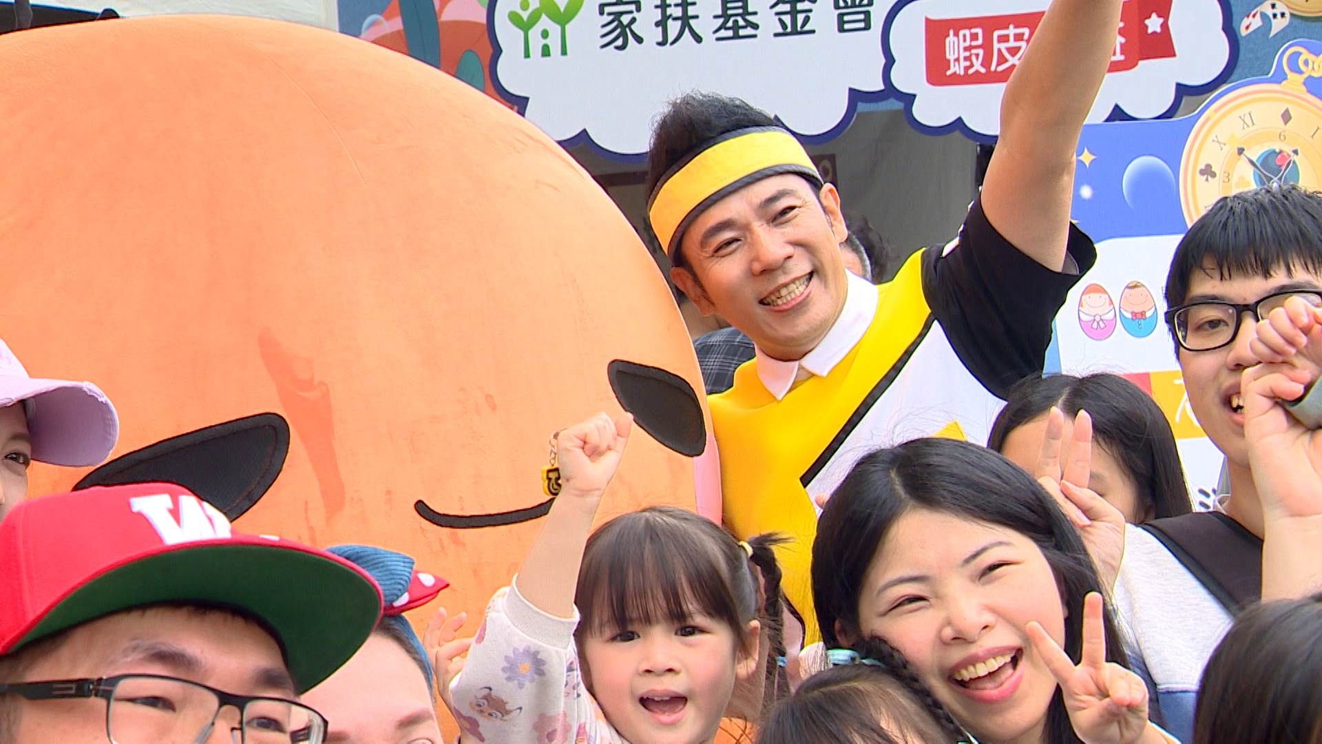 香蕉哥哥現身<a href='/search/tags/公益活動/' target='_blank'>公益活動</a>，與品牌吉祥物一同號召做公益。（圖／東森新聞）