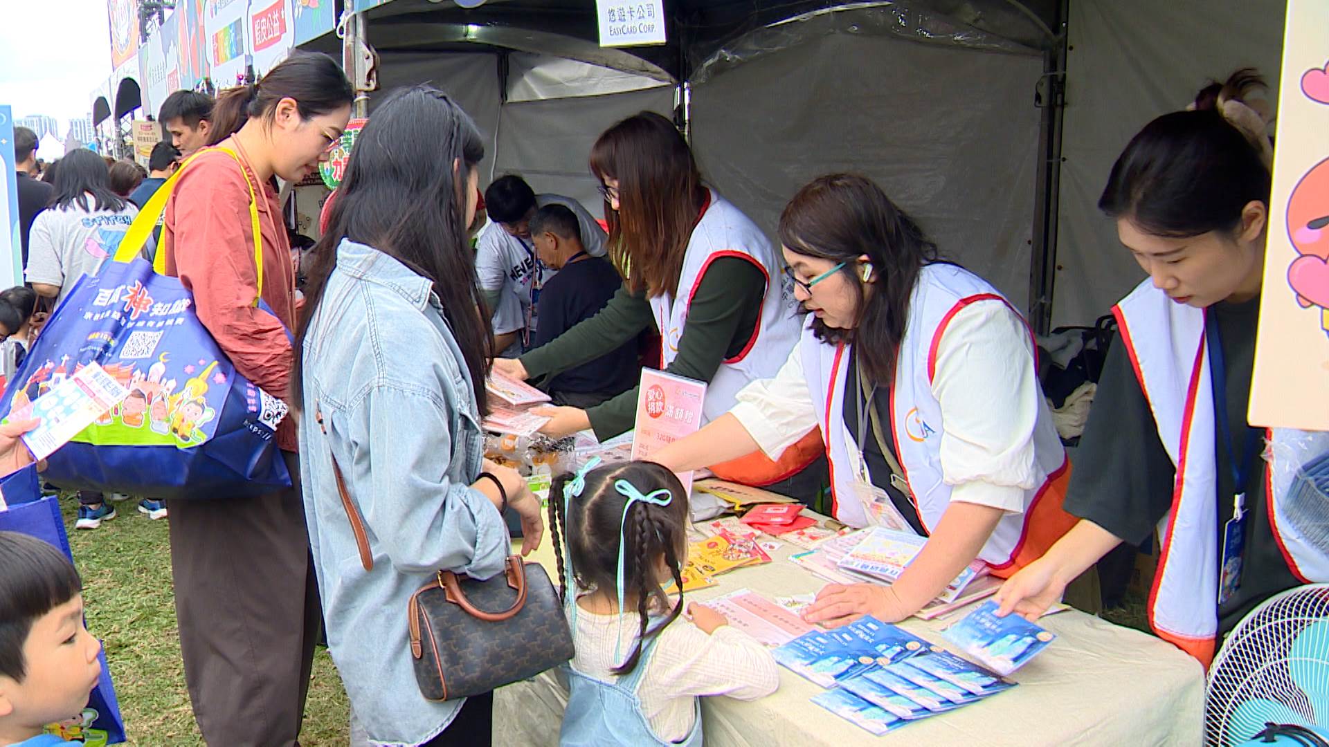 公益活動結合親子教育，讓孩子理解助人意義。（圖／東森新聞）