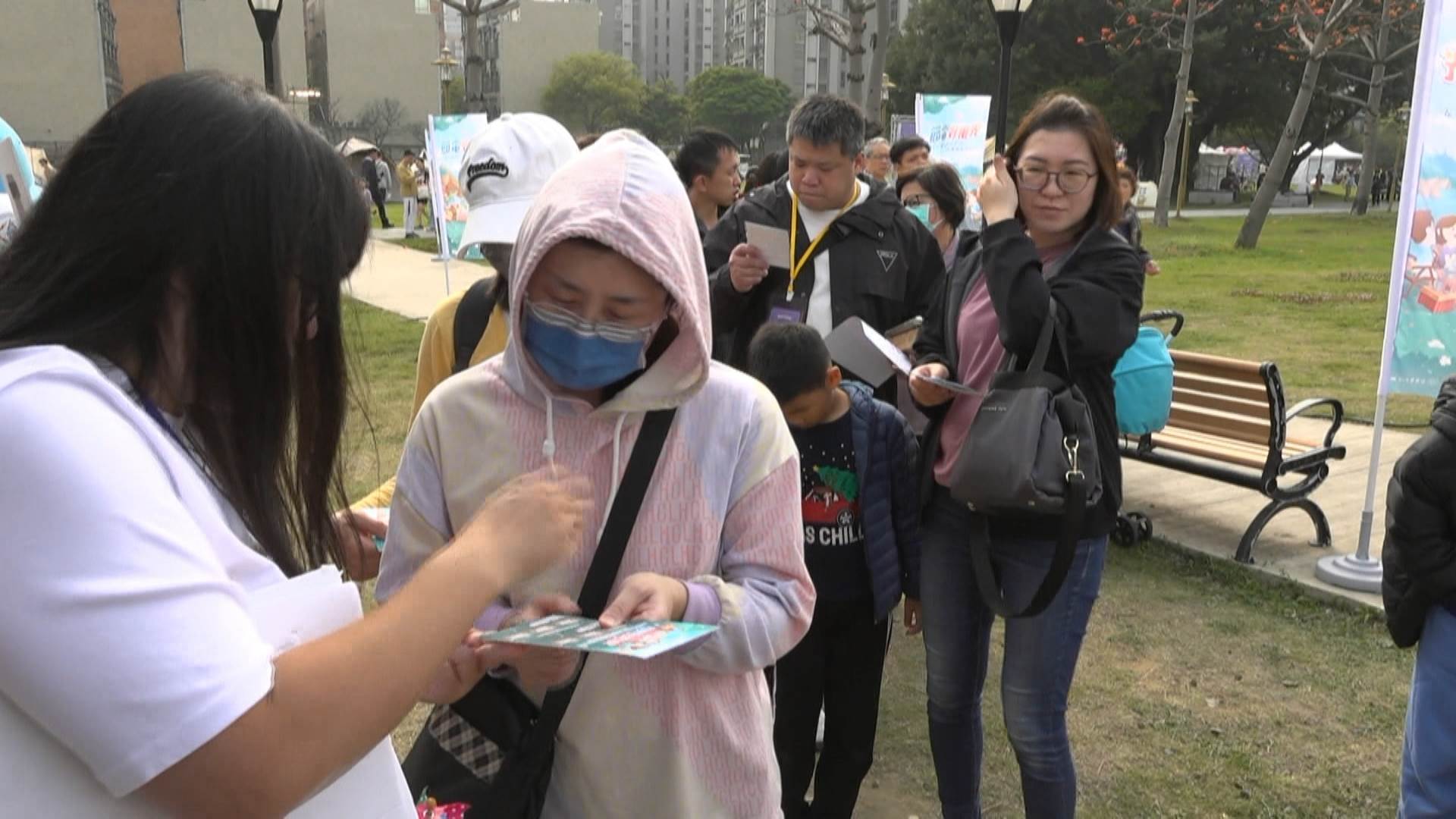 民眾不只能和吉祥物「電寶」造景打卡拍照，還能闖關學習節電知識，獲得精美好禮，大小朋友都玩得不亦樂乎。（圖／東森新聞）