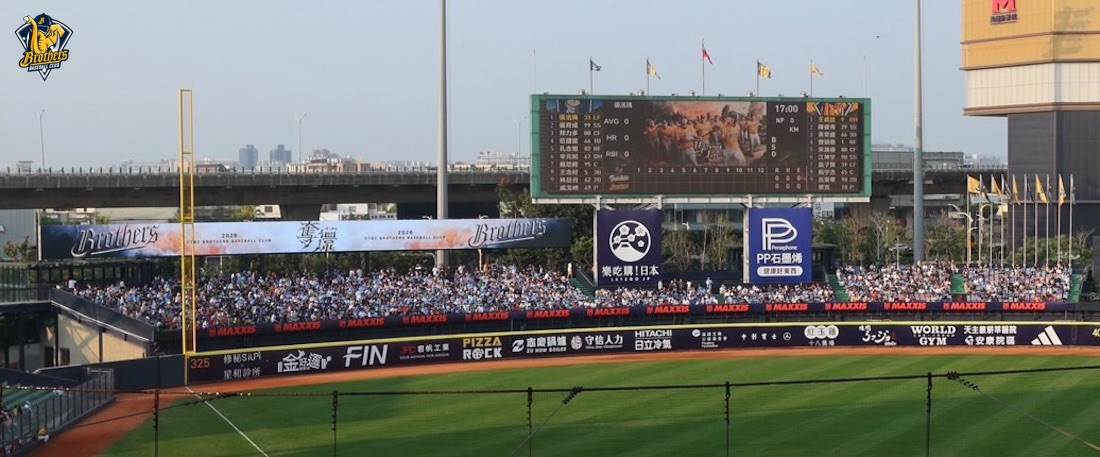 洲際球場導入LED外野看板，提升整體視覺與國際化規格。（圖／中信兄弟提供）