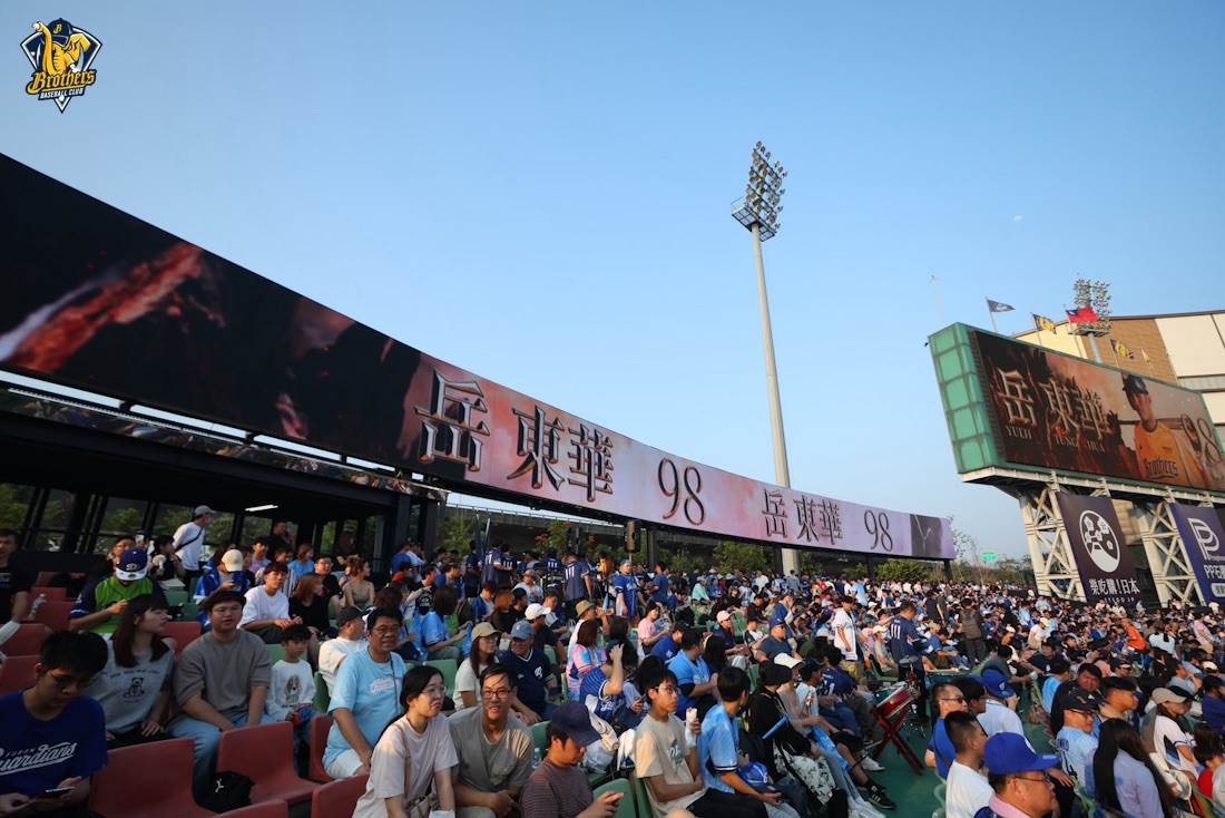 LED看板取代傳統帆布，提升球場耐用度與畫面表現。（圖／中信兄弟提供）