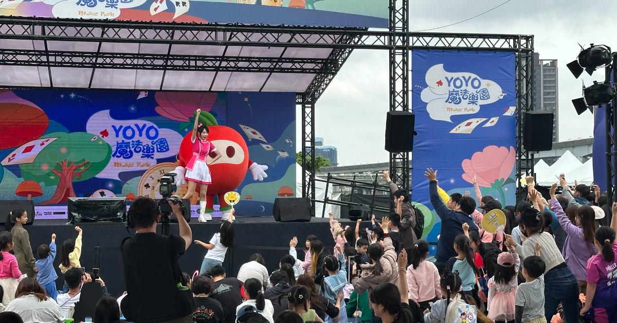 主舞台更邀請深受孩童喜愛的「櫻桃姐姐」帶來唱跳互動，「番茄姊姊」則是在攤位帶領大小朋友認識樂淇蘋果。（圖／樂淇蘋果提供）