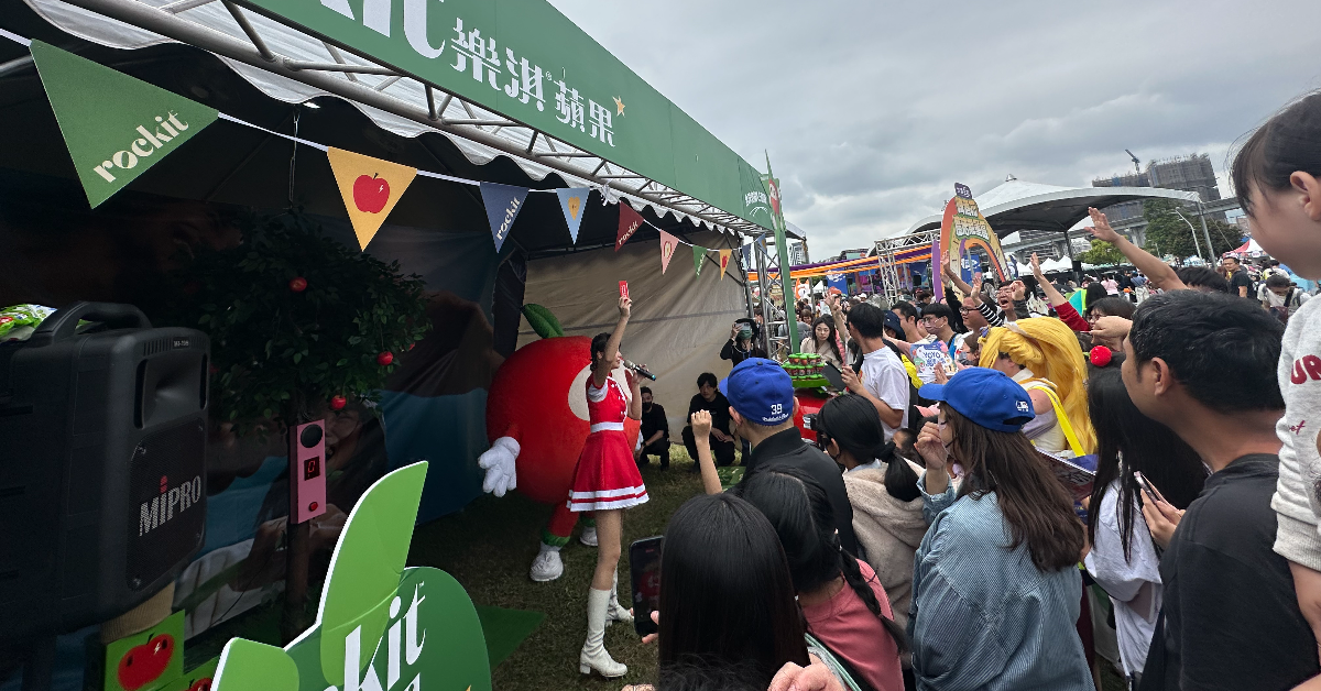 番茄姊姊在攤位帶領大小朋友認識樂淇蘋果，帶動全場情緒，讓大小朋友都沉浸在歡樂氛圍中。（圖／樂淇蘋果提供）