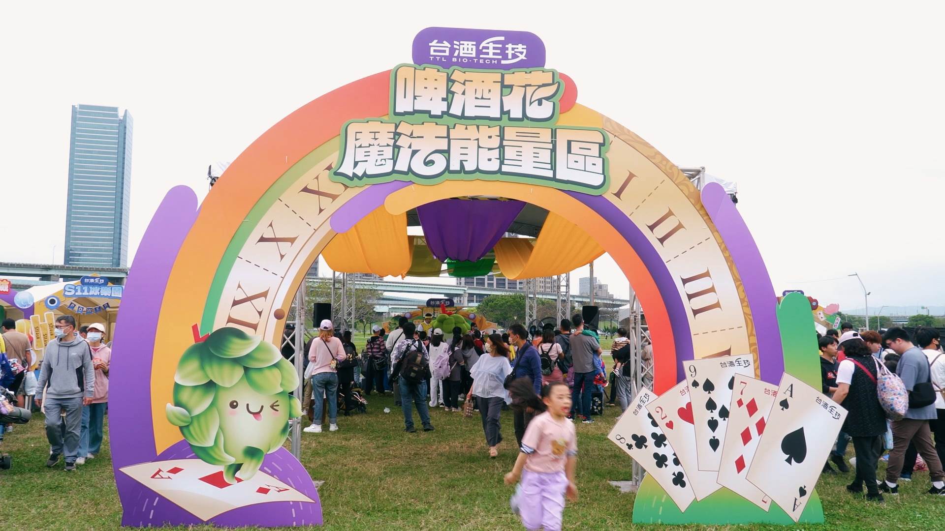 台酒生技的「啤酒花魔法能量區」是現場人氣爆棚的焦點。（圖／東森新聞）