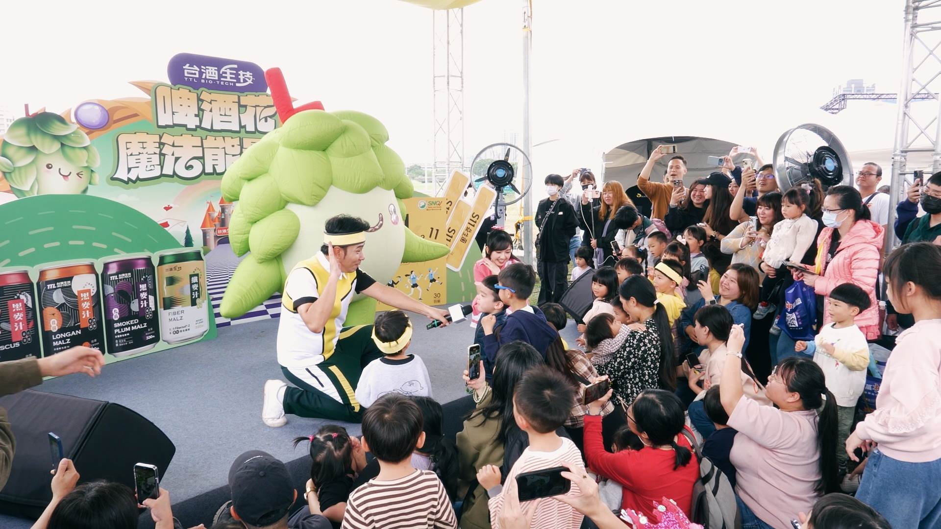 台酒生技吉祥物「啤啤」也驚喜現身，和小朋友近距離互動、開心合照。（圖／東森新聞）