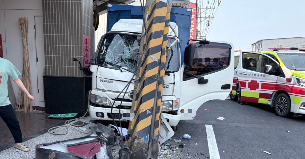 大寮區鳳林三路發生貨車自撞電桿事件。（圖／東森新聞）
