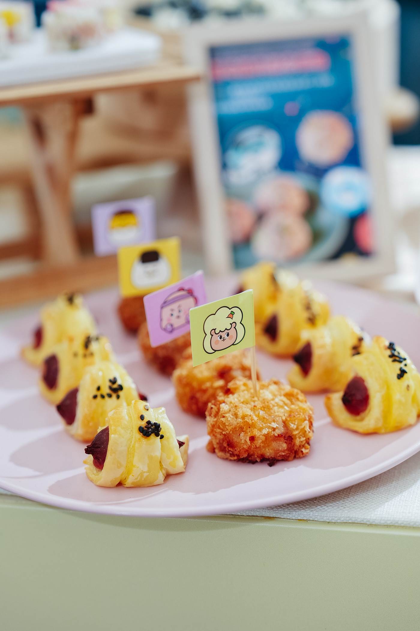 饗賓集團歡慶兒童節，饗食天堂門市也同步推出全新兒童餐檯主題料理「小小童心全新登場，我孩要！」，包含酥皮熱狗捲等可愛又美味的料理設計。（圖／饗賓集團提供）
