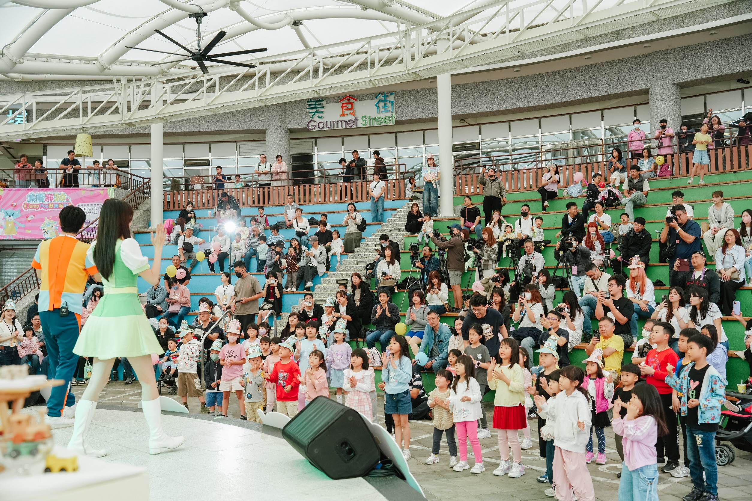 家長帶著孩子參與波仔、孔妞巡迴見面會活動，體驗「育兒盟友」帶來的沉浸式歡樂。（圖／饗賓集團提供）