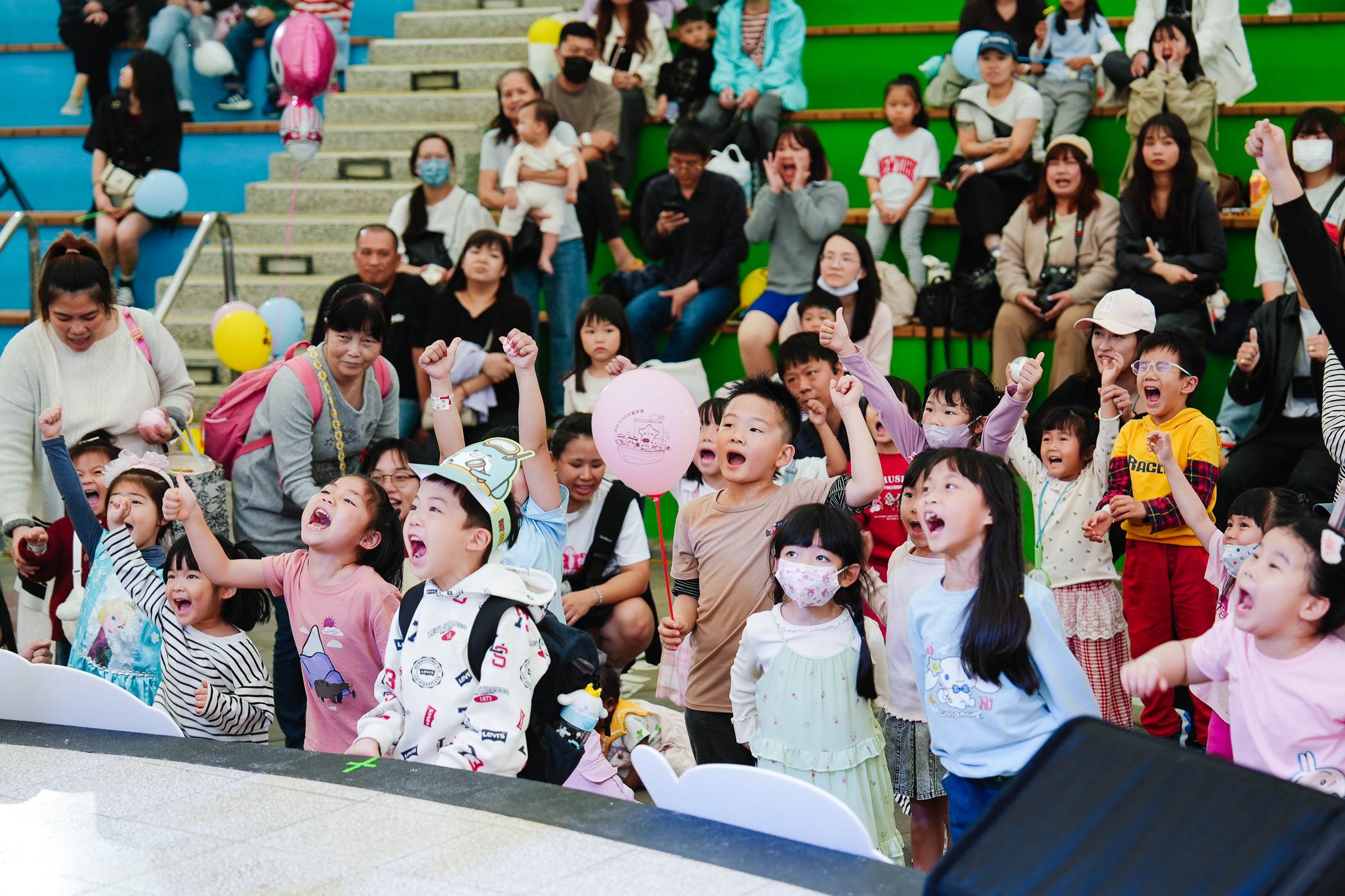 主持人在台上有獎徵答送出饗食天堂大富翁，小朋友踴躍舉手。（圖／饗賓集團提供）