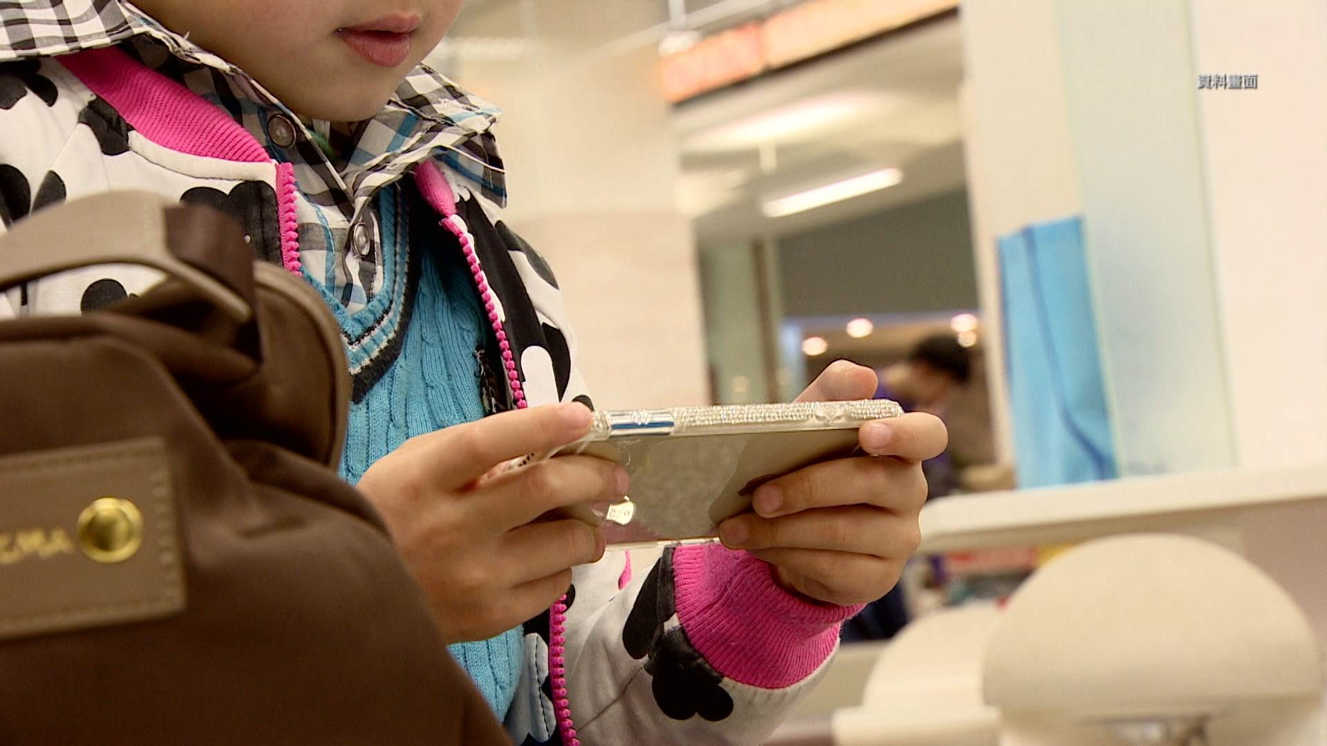 台灣兒童近視率偏高，許多家長除了控管孩子使用 3C 的時間，也會讓他們日常補充葉黃素。（圖／東森新聞）