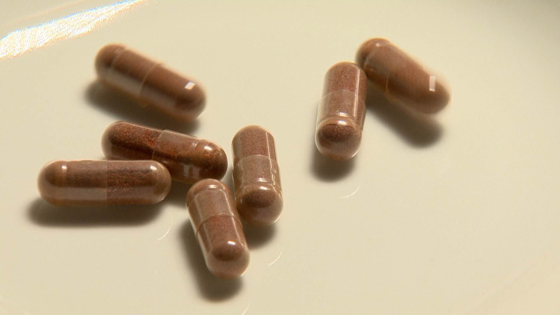 從照顧幼童的無糖軟糖到高濃度專業膠囊，全方位產品線讓家長不必再東拼西湊。（圖／東森新聞）