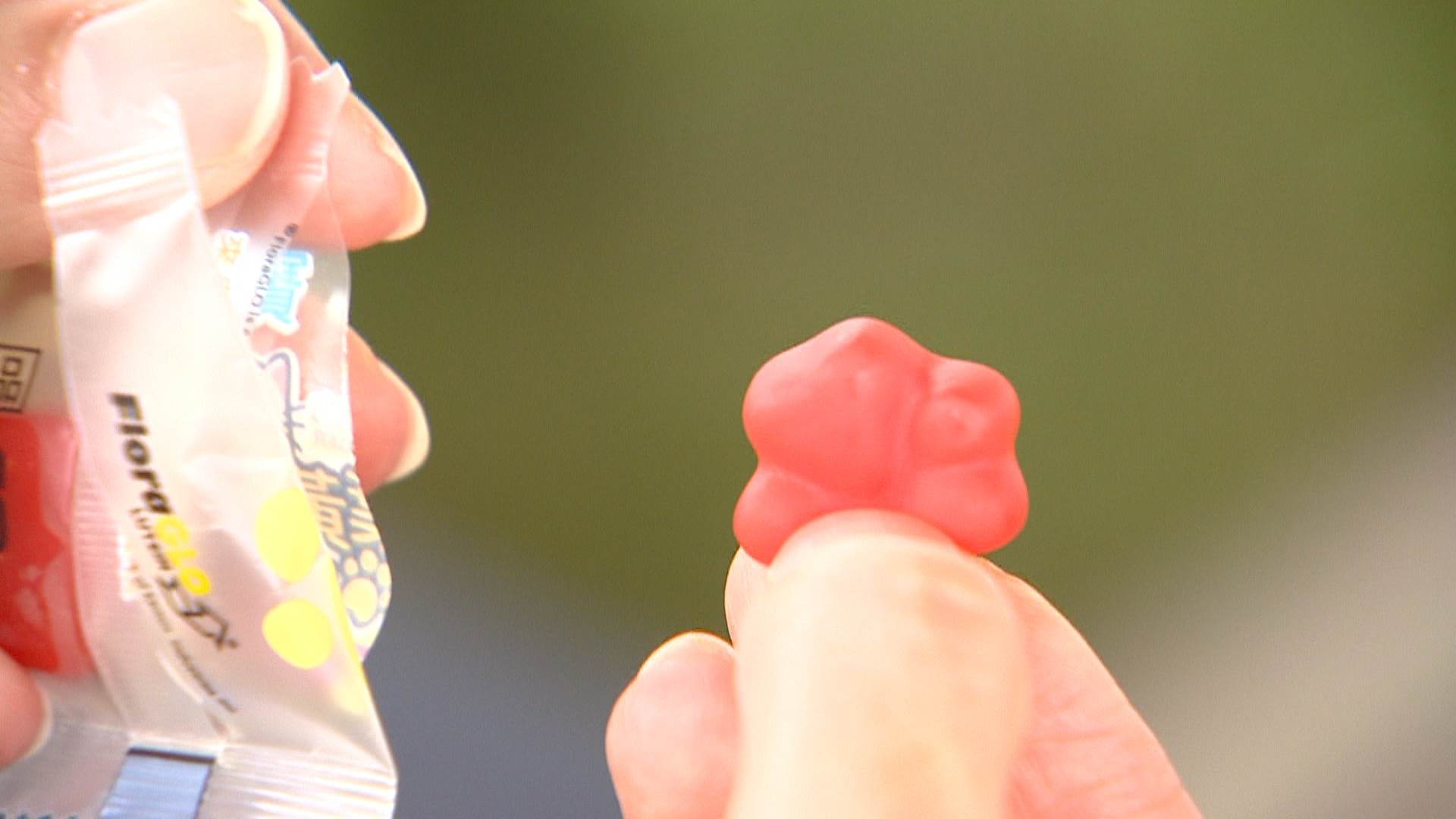 做成貓掌形狀的寶瑞葉黃素軟糖採用0砂糖、0蔗糖配方，安心守護眼睛健康。（圖／東森新聞）