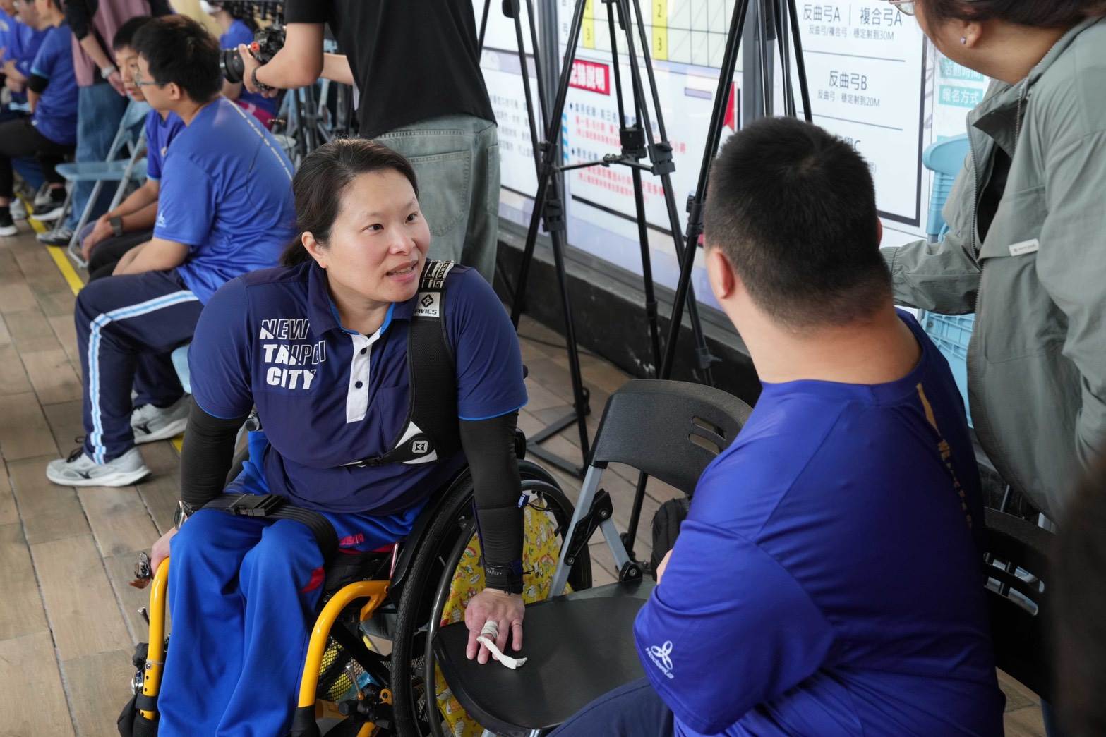 全障運射箭選手黃貞燕現場示範交流+結合智能射箭場帶領學生體驗