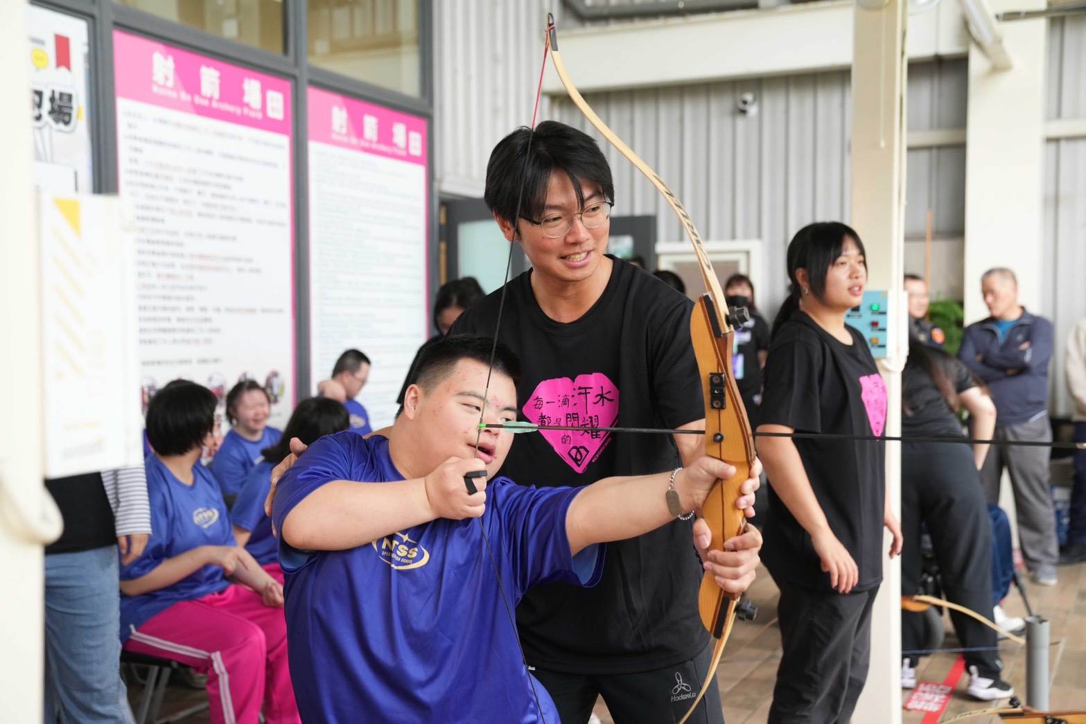 特教生在教練陪同下進行射箭體驗+感受運動樂趣