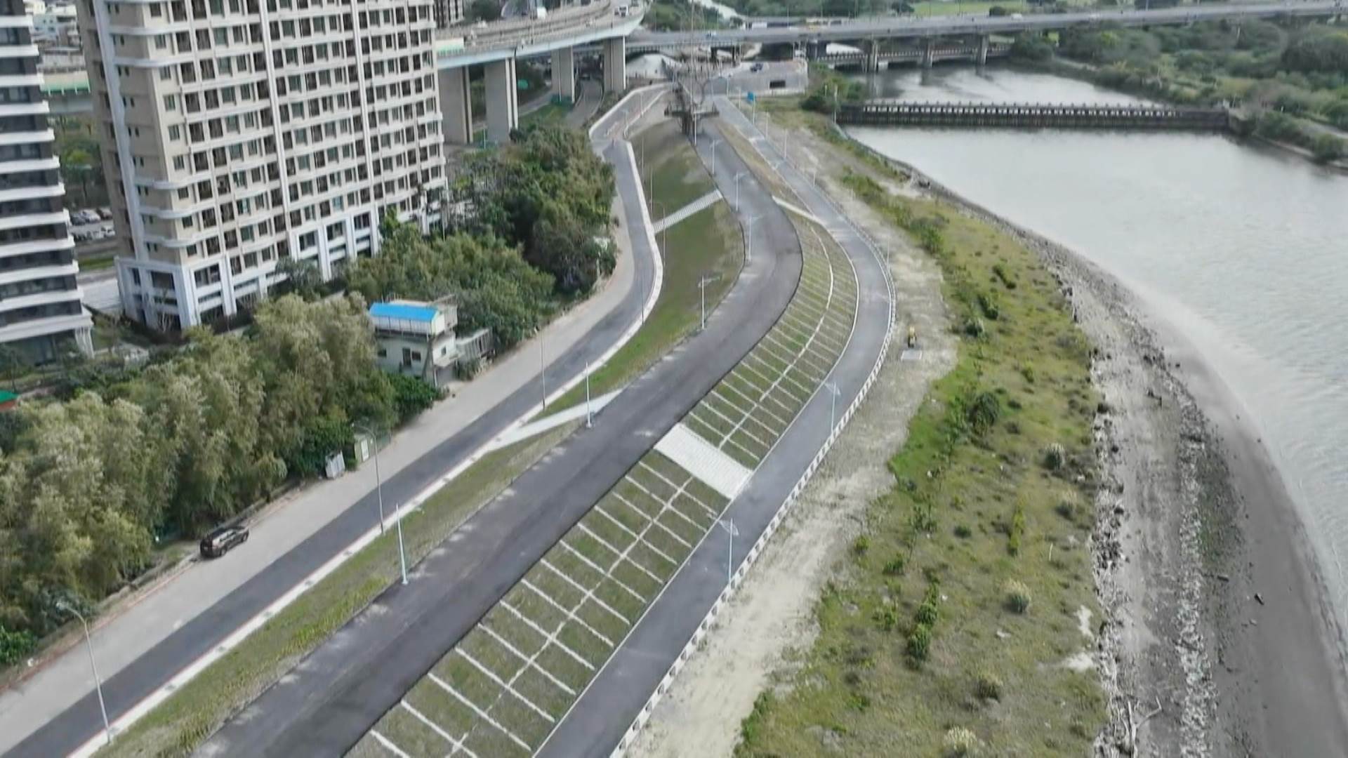 大台北防洪體系邁向新里程碑，不僅增強了防洪韌性，也為市民提供友善的休憩廊道，實現安居樂業的目標。（圖／東森新聞）