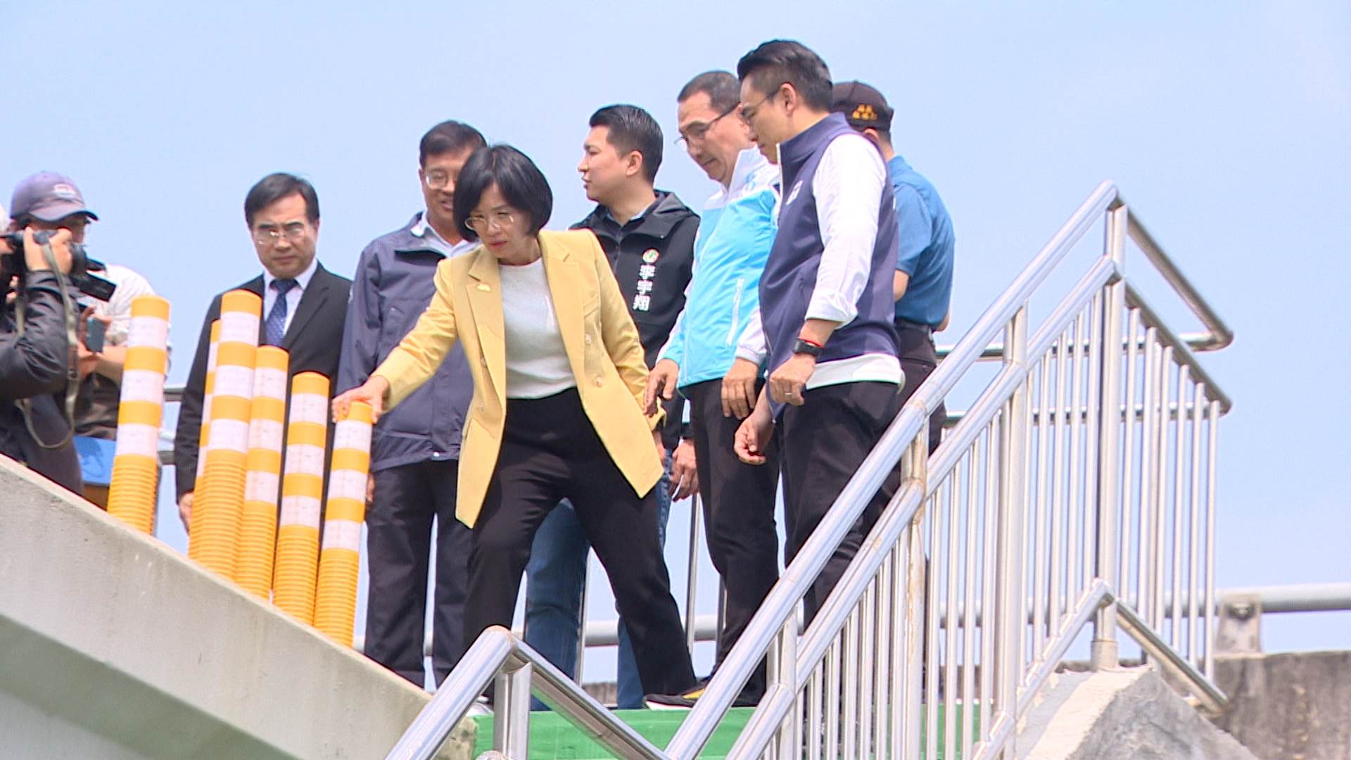 新北市長侯友宜與水利局長宋德仁親自爬上堤防，從高處檢視施工後的防洪牆。（圖／東森新聞）