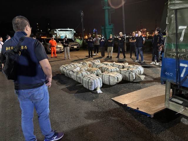 照片3-陳列查扣麻布袋貨品(內裝真空包乾大麻花)