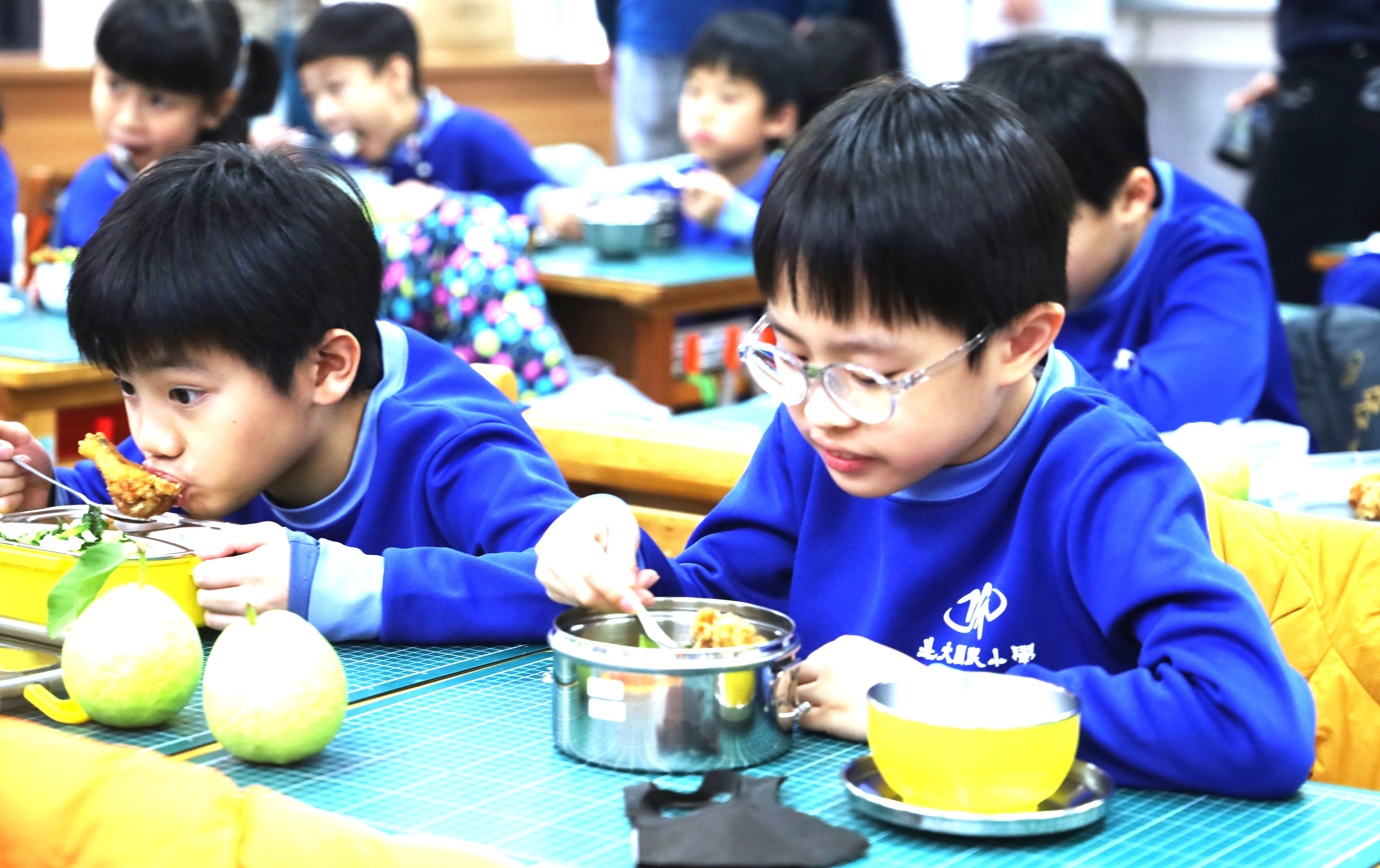 新北市重視校園午餐品質與食安把關，建置「食安智慧監控中心」外，透過每週監廚、跨_0