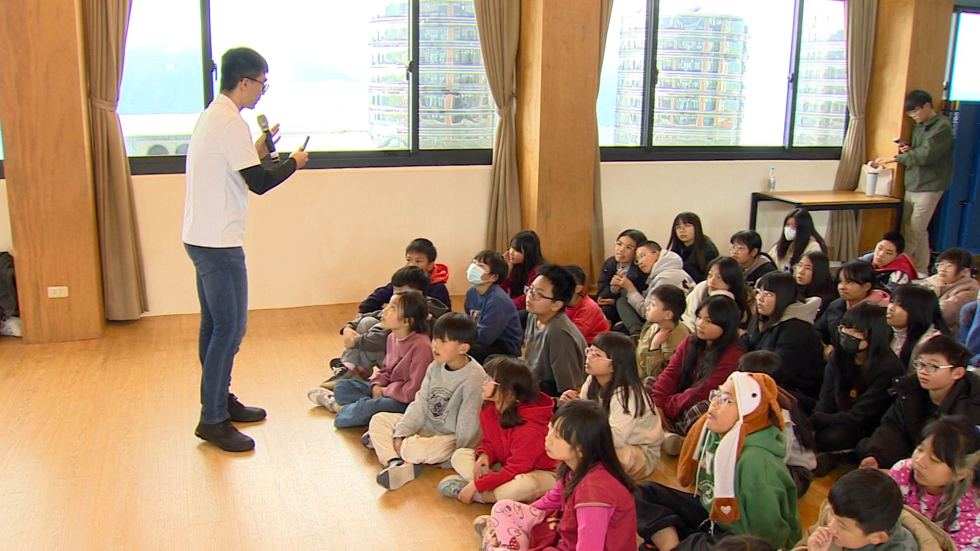 活動現場，台北富邦銀行講師許家豪以購買演唱會門票的實際案例，帶領孩子觀察詐騙破綻。（圖／東森新聞）