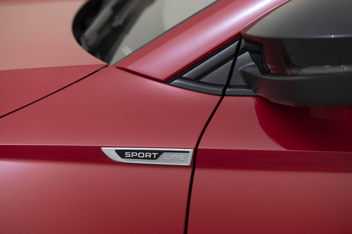 外觀搭載Sportline運動化套件，包含黑化水箱護罩、專屬銘版與黑色側裙。（圖／Škoda Taiwan提供）