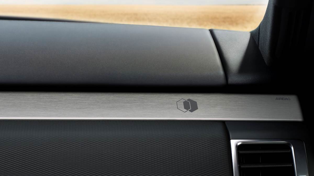 雙六角形的Gemini徽飾象徵雙重性格與團結，運用於B柱、金屬門檻踏板與內裝細節。（圖／JLR Taiwan提供）