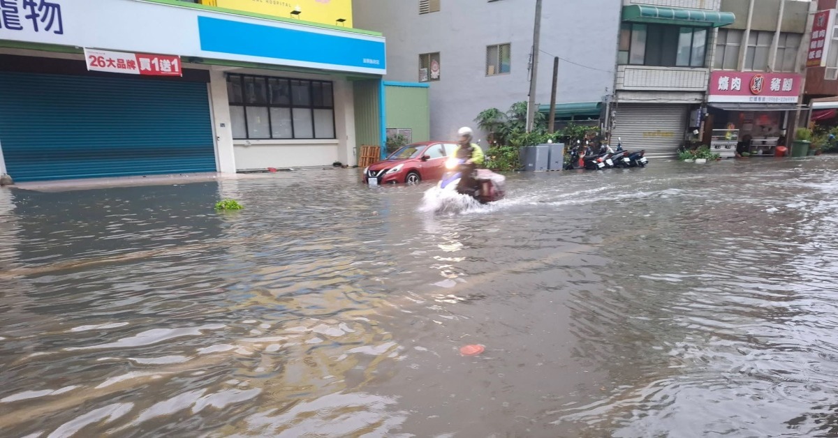 苗栗市區道路淹水。（圖／東森新聞）