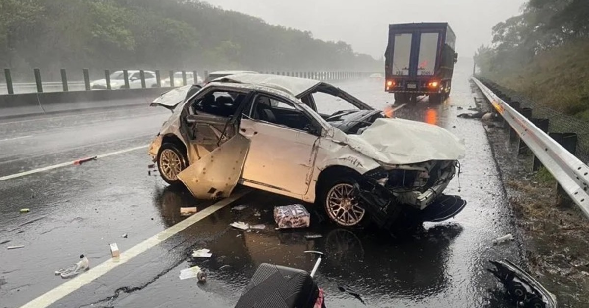 一輛轎車今天在國道3號苗栗縣苑裡鎮路段大雨中自撞護欄，造成車內1男1女死亡。（圖／苗栗縣政府消防扇局提供）