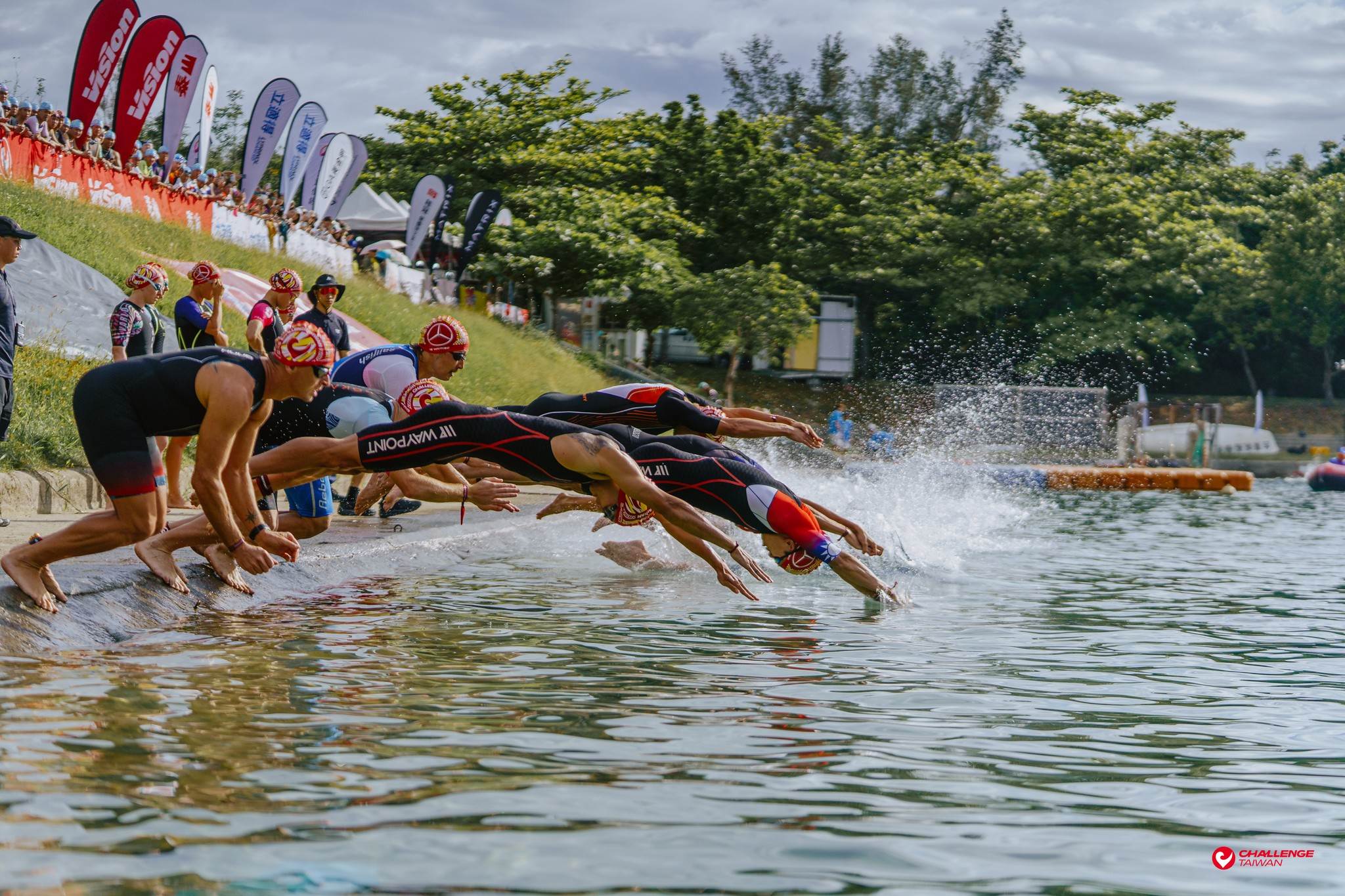 不少初鐵新手網友表示,比賽最害怕的事情,就是在開放水域游歪。(圖/Challenge Taiwan 粉絲頁提供)