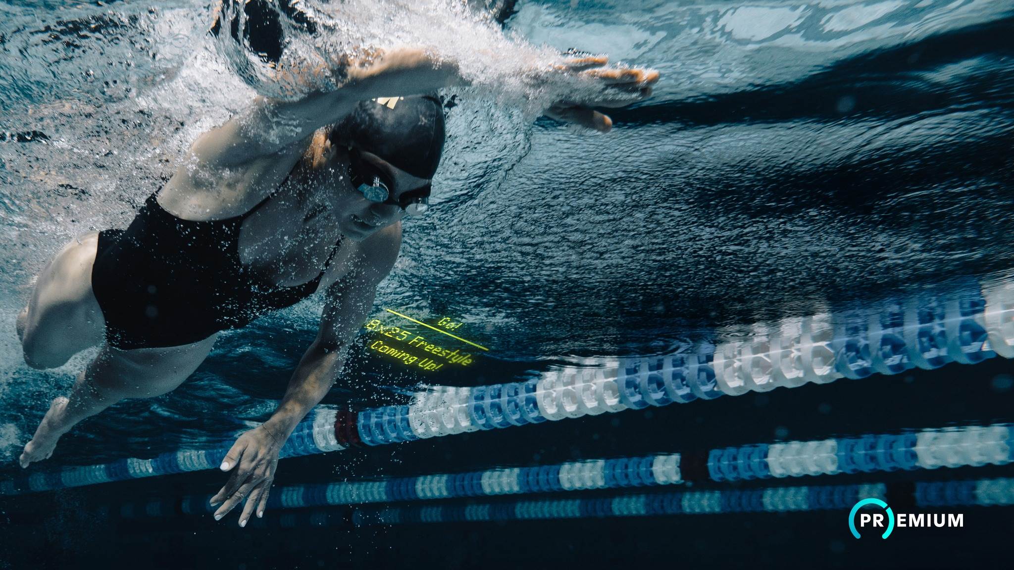 SAEKO開發的<a href='/search/tags/FORM/' target='_blank'>FORM</a>智能泳鏡像是裝上AR儀表板,能將體感化為具體指標,讓選手克服恐懼、校準水中狀態。(圖/SAEKO Taiwan 粉絲頁提供)