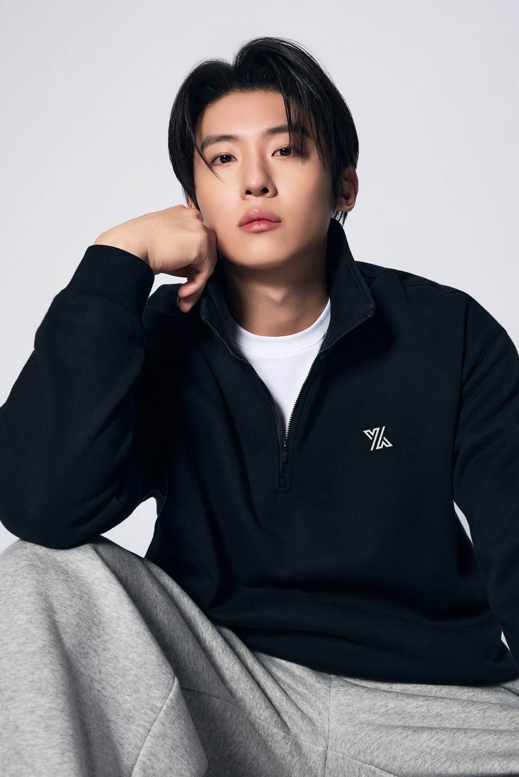 韓國極具人氣魅力代言人DEX完美詮釋『Essential半拉鍊長袖大學T』，寬鬆高領設計搭配品牌Logo點綴，展現俐落的運動時尚感。此款為寬鬆版型及羅紋收邊細節，適合中性穿搭滿足對機能與舒適的雙重追求。（圖／傑希米斯提供）