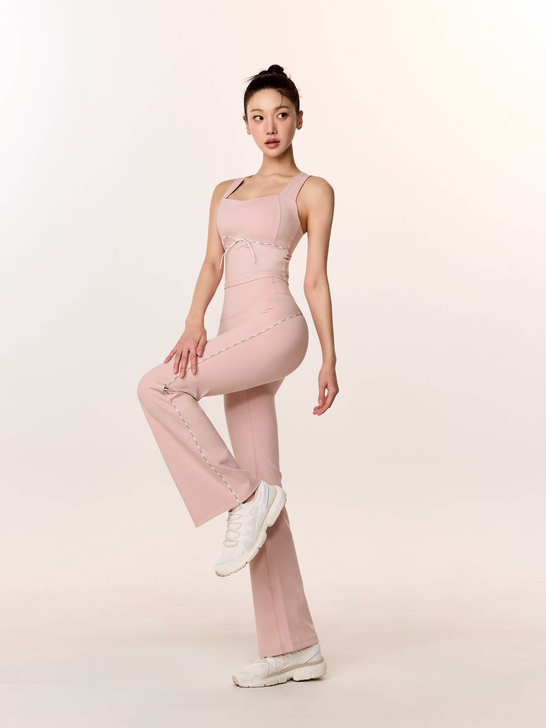 Comfort Fine LOGO側線靴型喇叭褲，是XEXYMIX新品，特殊LOGO滾邊搭配喇叭褲修身剪裁，滿足女性消費者在運動日常中，也能擁有時尚亮眼穿搭，展現自信的修身線條。此系列共3色。（圖／傑希米斯提供）