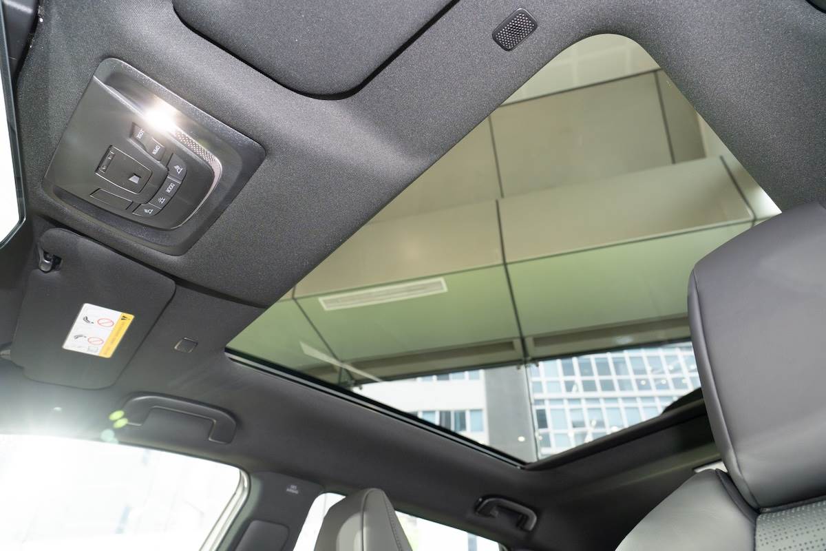 全景固定式天窗帶來良好的空間明亮度。(圖/林昱丞攝影)