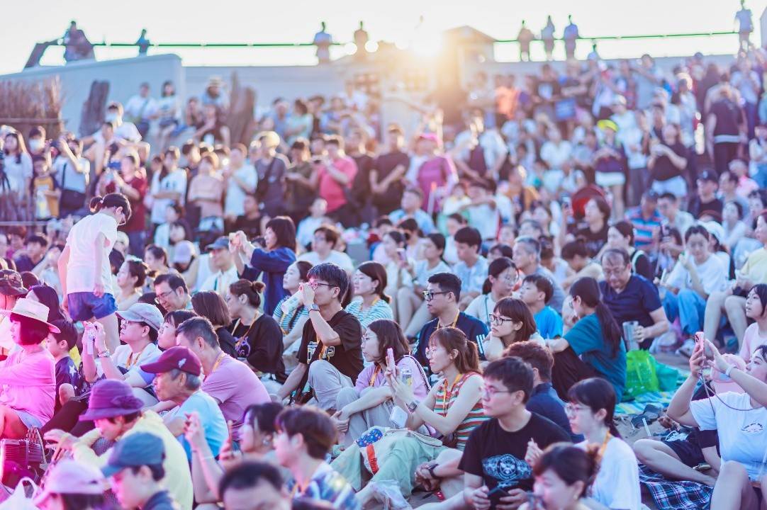 「北海夜金閃閃-北海潮與火」成為本市北海岸最具代表性的特色活動之一,活動期間吸引民眾走訪北海岸,帶動地方產業發展。(圖/新北市政府提供)