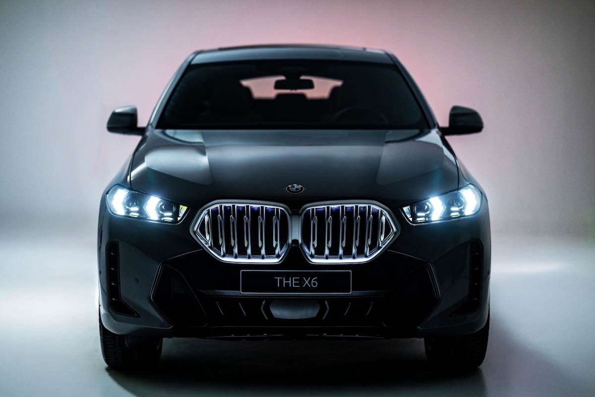 BMW X5與X6鉑金版同步升級BMW飾光水箱護罩。（圖／汎德提供）
