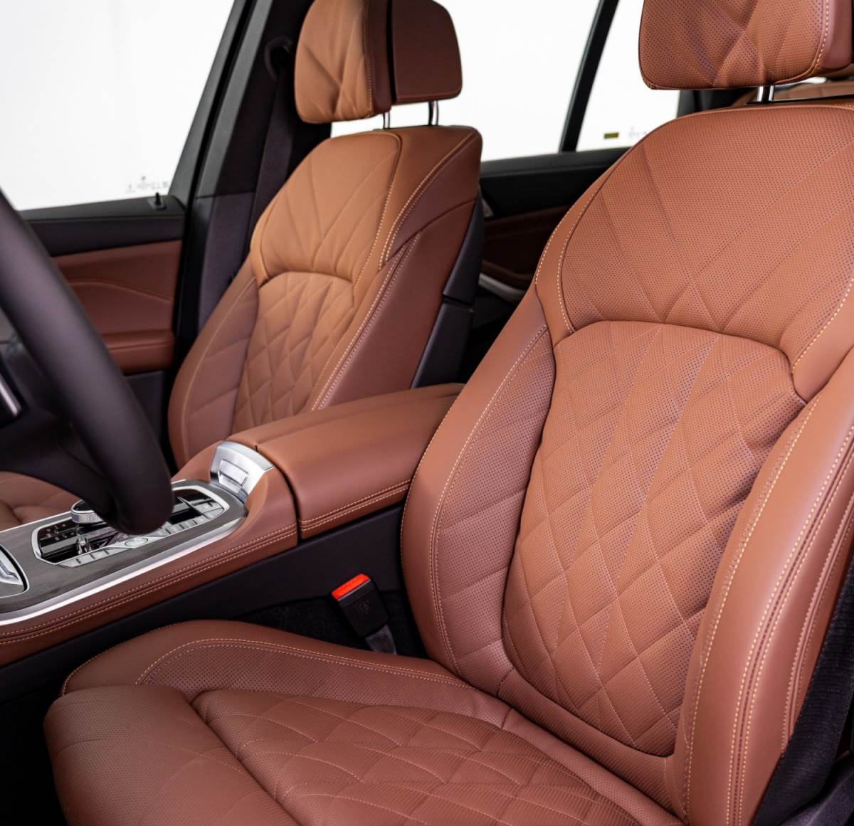 X5 xDrive40i M Sport與X6 xDrive40i M Sport車型升級具備通風與加熱功能的雙前座舒適型座椅。（圖／汎德提供）