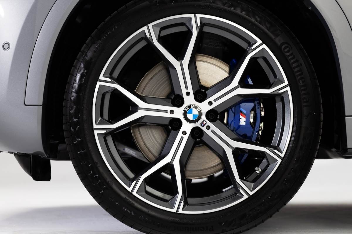 X5 xDrive40i M Sport與X6 xDrive40i M Sport車型升級配備21吋M Y輻式輪圈。（圖／汎德提供）