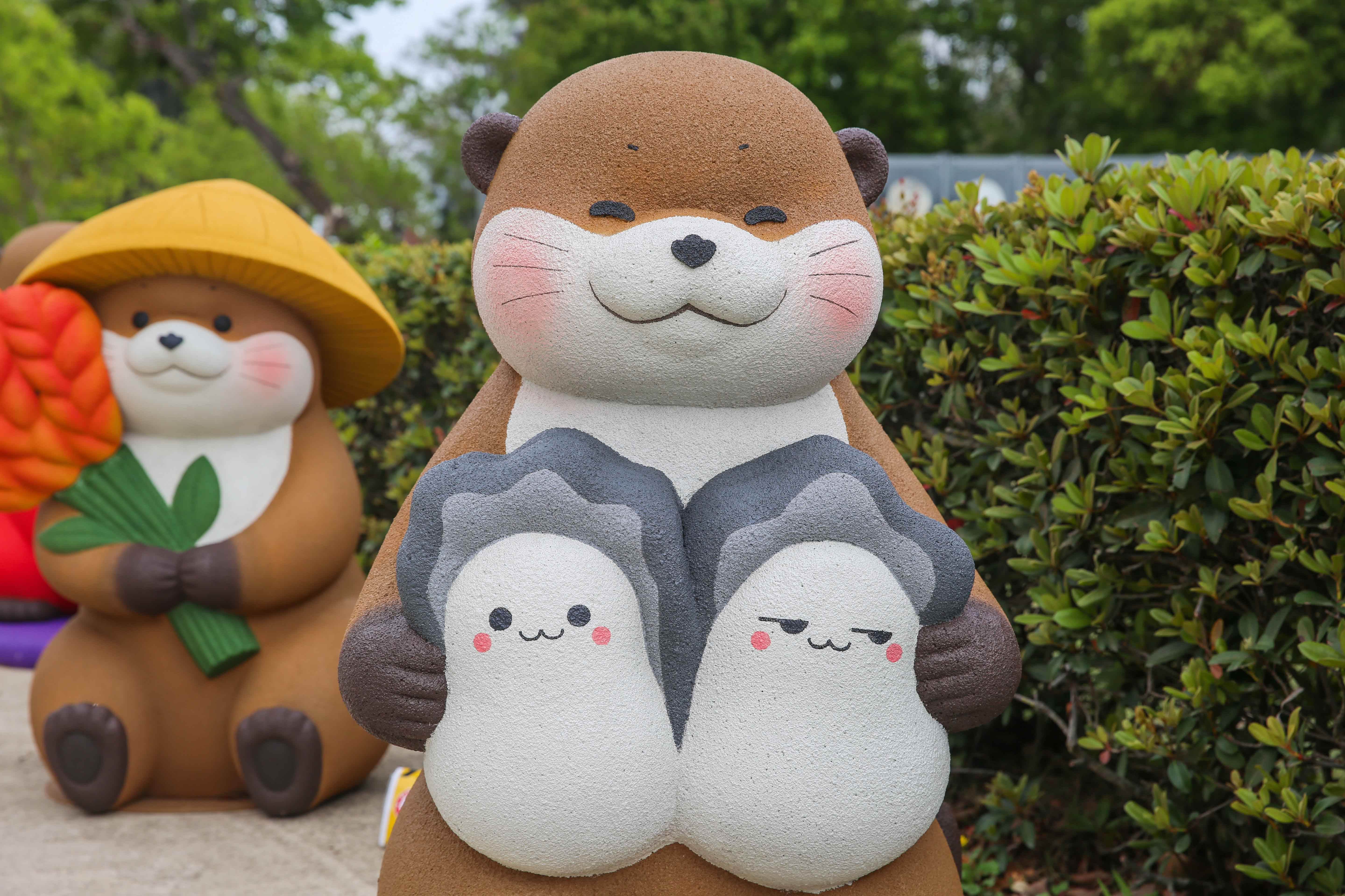 觀光代言角色水獺「阿特」融合五鄉鎮的特色，推出多款限定造型。（圖／金門縣政府提供） 