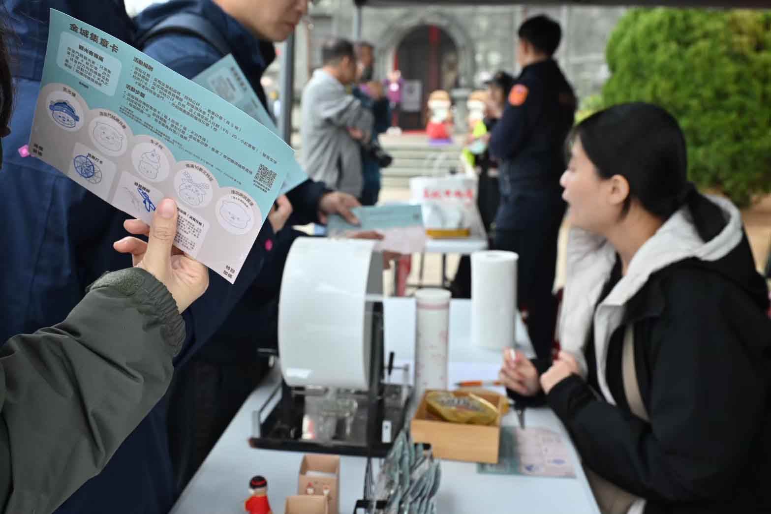 主題活動日亦推出「集章任務」與「消費任務」雙重玩法，民眾可於活動現場領取集章卡，完成指定景點任務與拍照打卡，即可參加抽獎。（圖／金門縣政府提供）