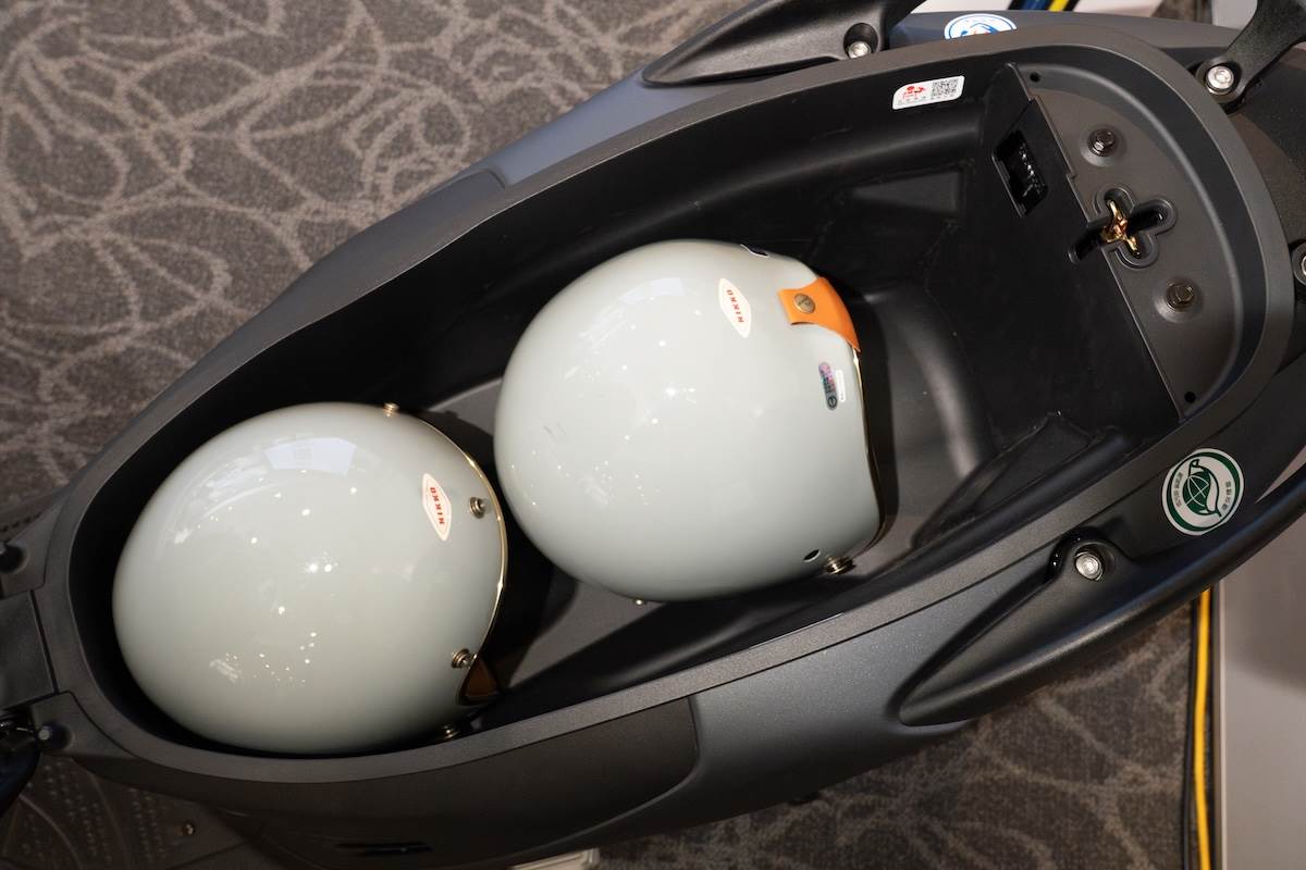 車廂加大5.5公升，總容量來到37.5公升，可同時放入兩頂3／4安全帽、雨衣及包包。（圖／林昱丞攝影）