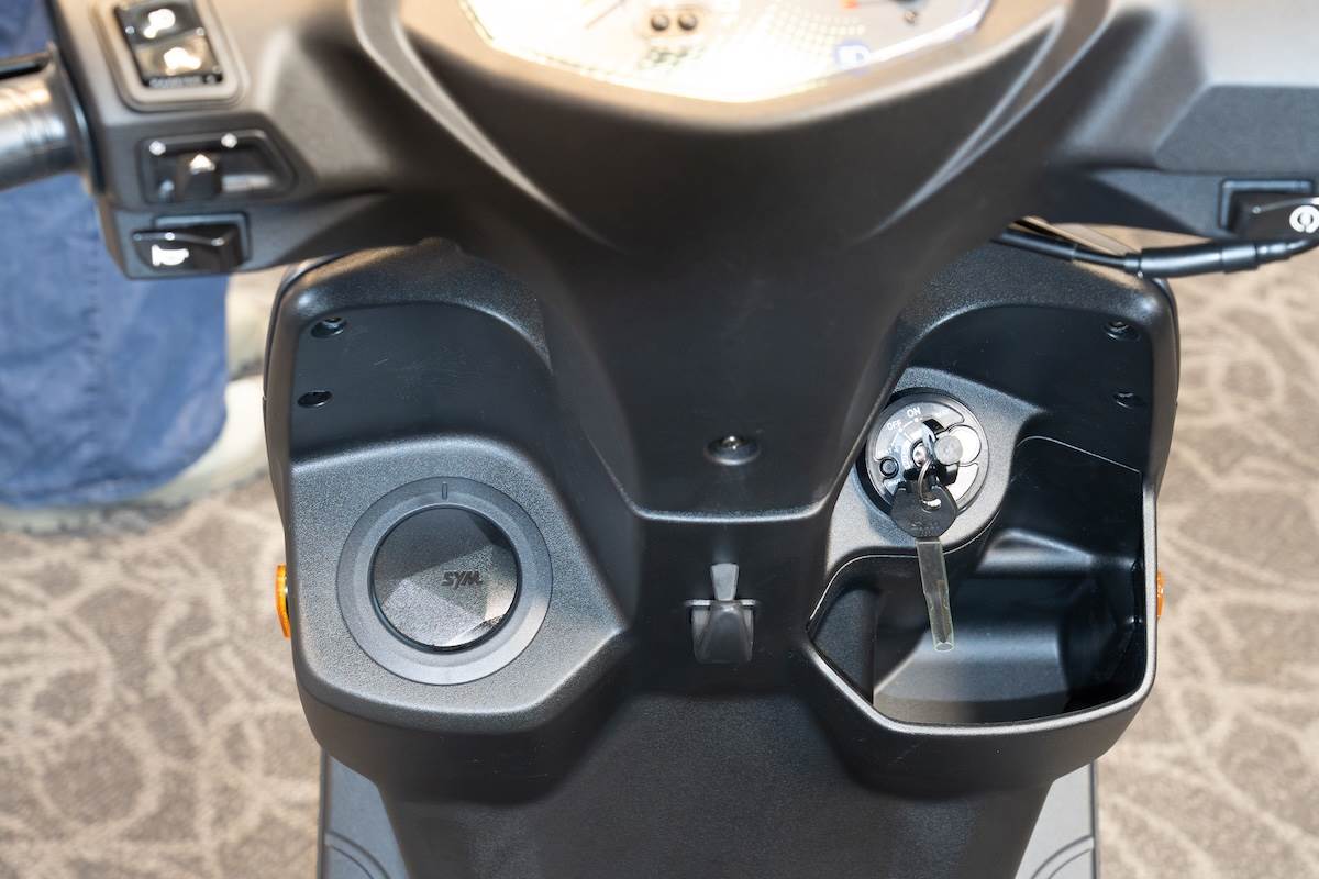 前方有基本的置物空間，只不過較可惜的是沒發現有充電插孔。（圖／林昱丞攝影）