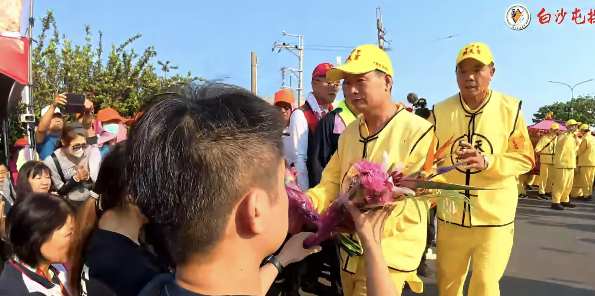媽祖大轎人員將鑾轎上的花束交換。翻攝畫面