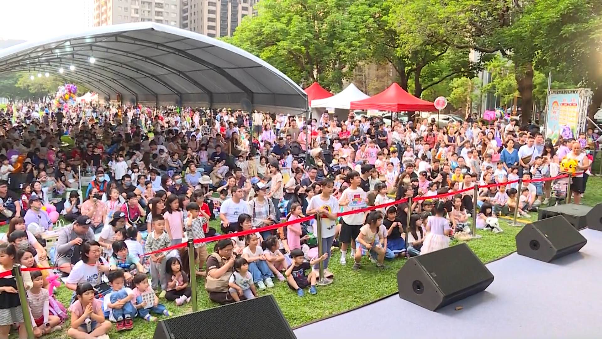 YOYO家族與多個人氣IP角色表演,吸引不少家長帶著孩子一同參與。(圖/東森新聞)